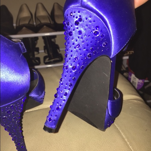 Stilettos - Picture 3 of 4