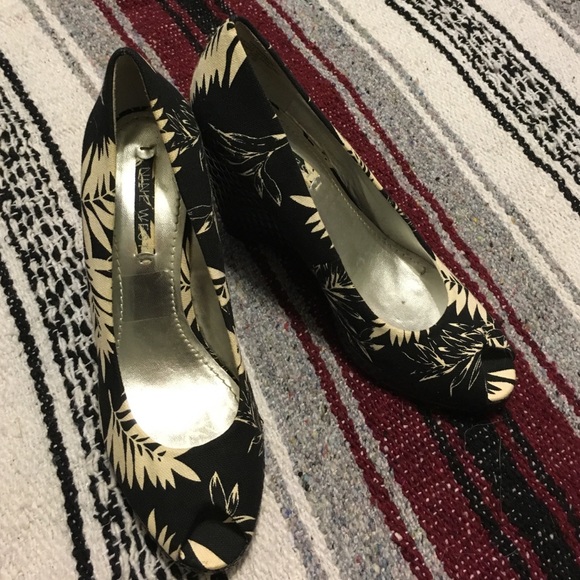 Nine West black and white wedge heels size 7