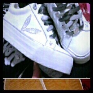 Women's "Dear"  Play Boy sz 8 1.5" platform