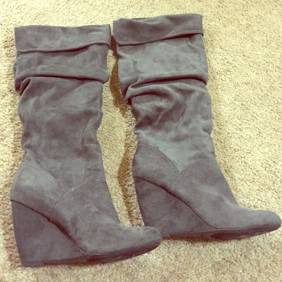 Faux suede gray wedged boots