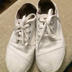 White lace up toms