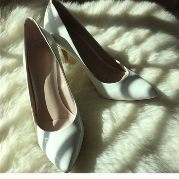 BCBG Pump