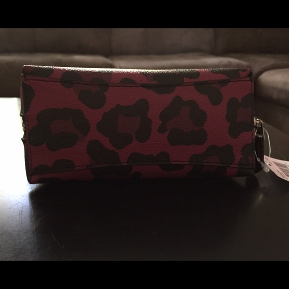 Bnwt COACH cosmetic case. - Picture 2 of 4