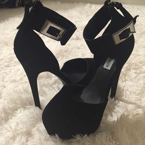 Black pumps