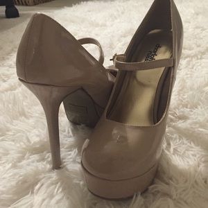 Nude Pumps