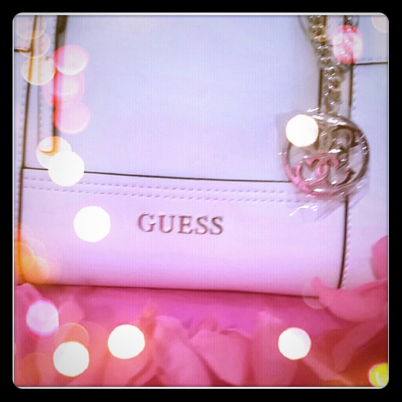 NEW Beautiful White Guess Purse💜🍃