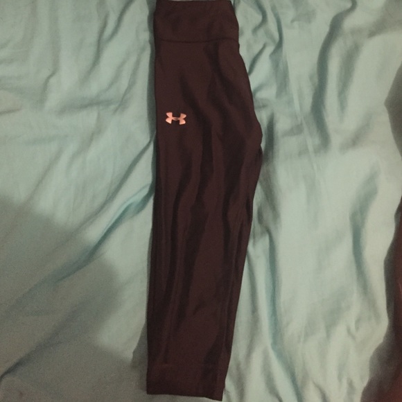 Under Armour black cropped leggings