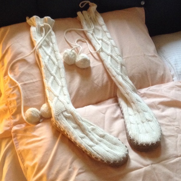 VS Cream Sweater Mukluks