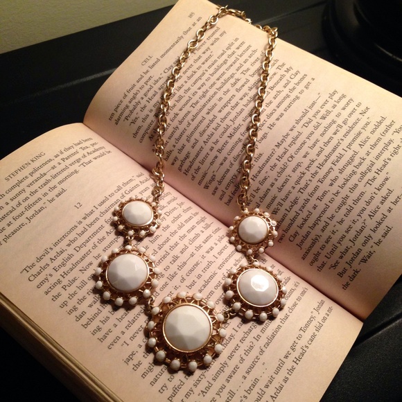 Banana Republic Jewelry - Banana Republic Bib Becklace