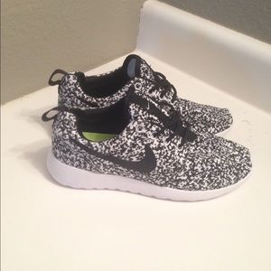 New Women's Nike Roshe Oreo Speckle Size 8