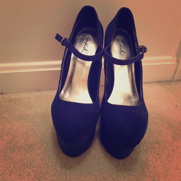 Royal blue pumps with a sliver plated finish. - Picture 1 of 3