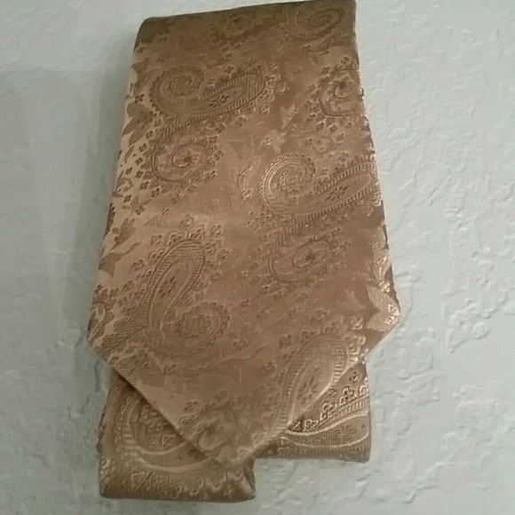 DKNY Accessories - Elegant silk DKNY tie.
