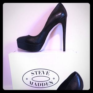 NEW Steve Madden Black Platform Pumps