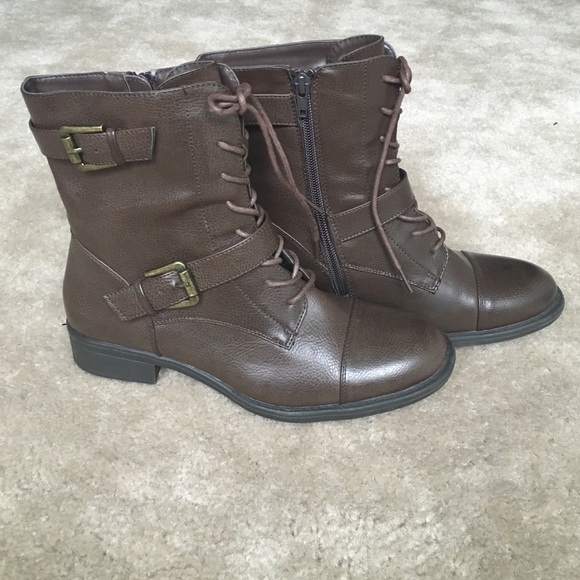 *SOLD* NWOT combat boots! - Picture 4 of 4