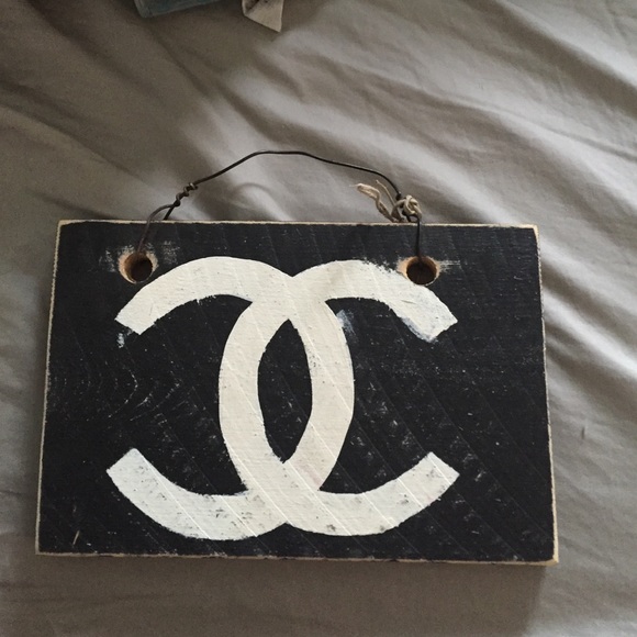 Brandy Melville sign