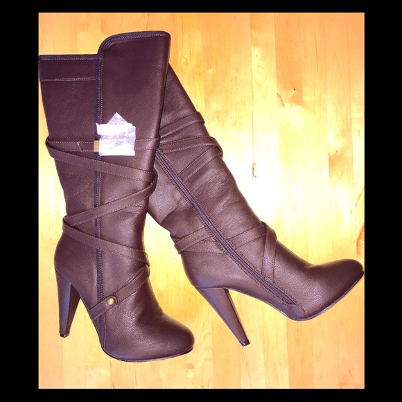 NEW! Choc brown w/ antique gold. In  original box.