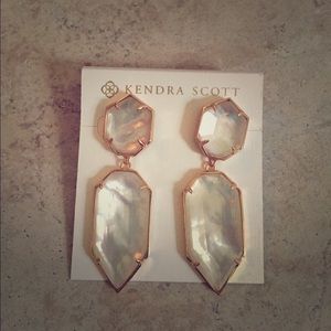 Perla Earrings in Ivory Pearl