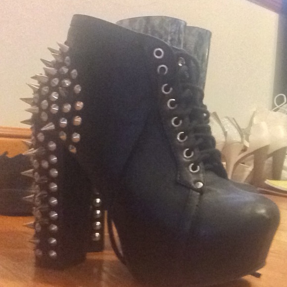 Heels - Picture 2 of 4