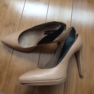 ❤️sold ❤️ Bcbg nude and black pumps
