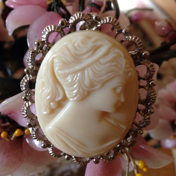 Vintage lucite cameo brooch pendent - Picture 1 of 3