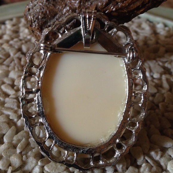 Vintage lucite cameo brooch pendent - Picture 2 of 3