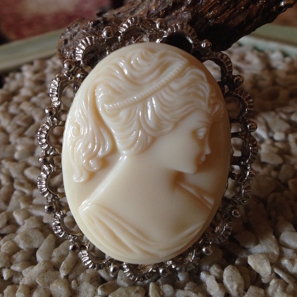 Vintage lucite cameo brooch pendent - Picture 3 of 3