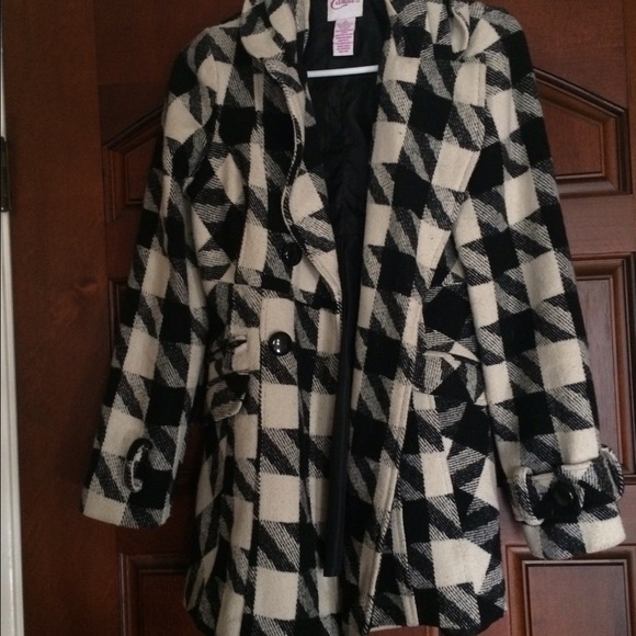 Candies black and white coat .