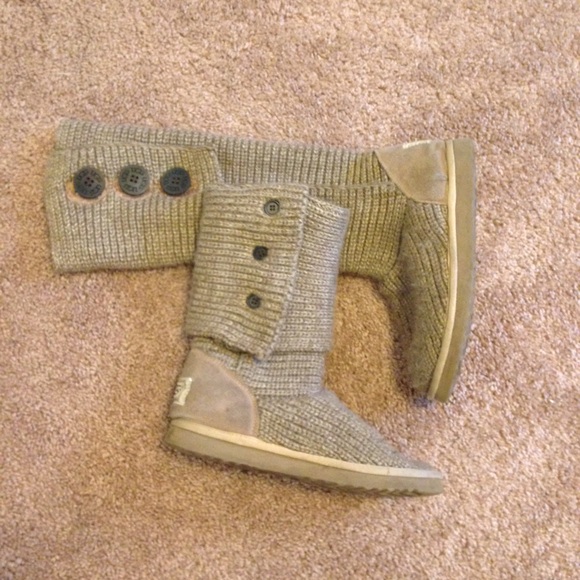 Tan Uggs size 6