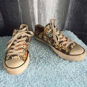 Converts graphic design low tops.