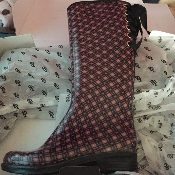 New DAV rain boots