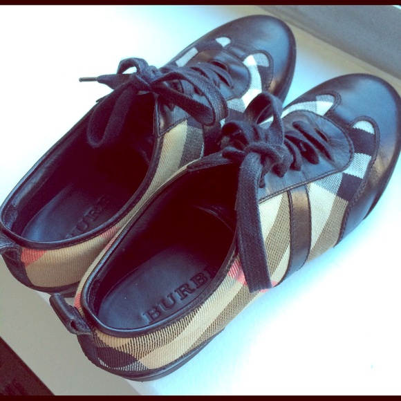 SOLD! ❌ Burberry leather shoes size 35