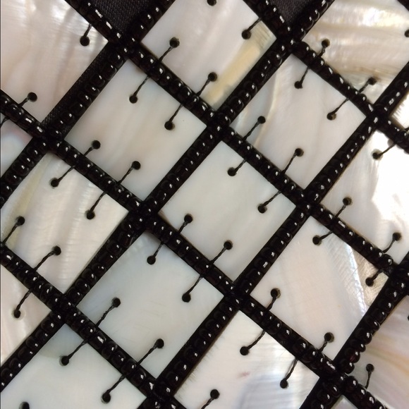 Mother of pearl wristlet - Picture 3 of 3