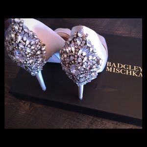 Badgley mischka embellished peep toe pump size 5.5