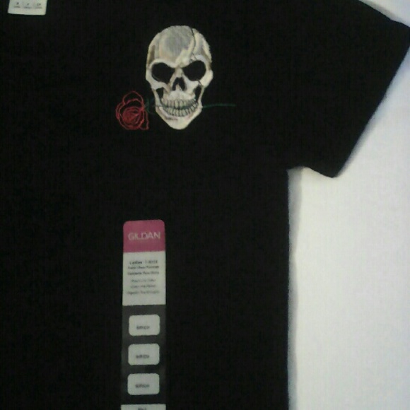 New black t shirt with skull embroidery. S,M,L,XL - Picture 2 of 3