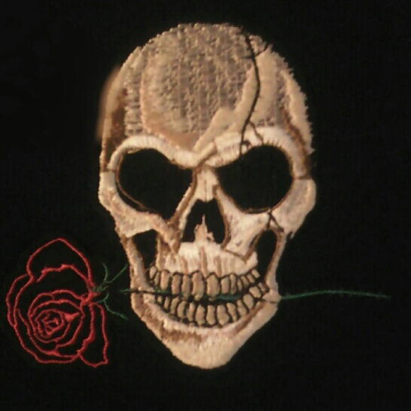 New black t shirt with skull embroidery. S,M,L,XL - Picture 3 of 3