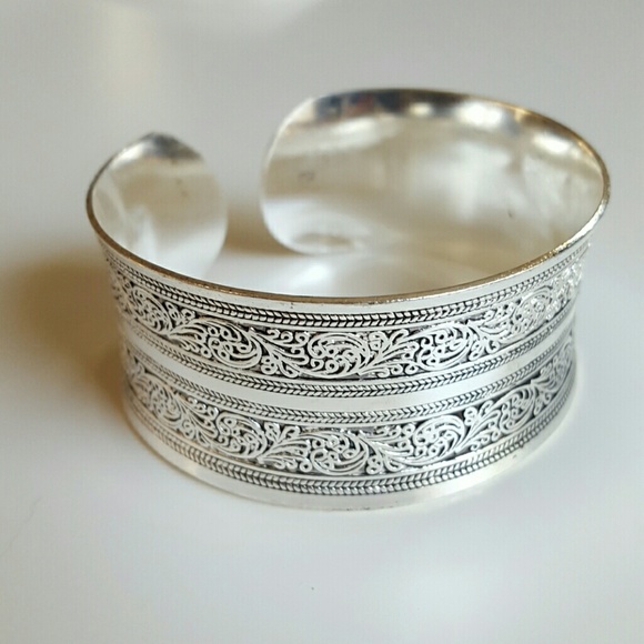 Jewelry - Silver wrist bangle