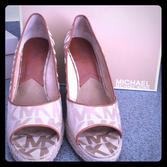 Beautiful Michael Kors wedged espadrille shoe!