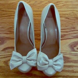 Elle bow pumps