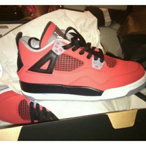 Retro 4s - Picture 1 of 1