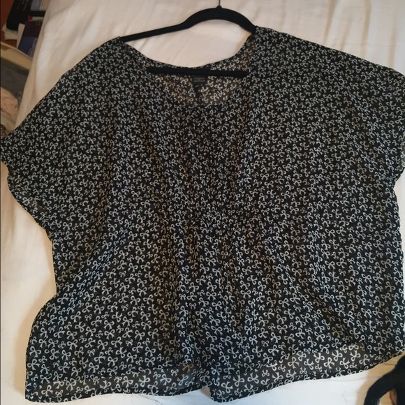 Cute sheer bow top - Picture 1 of 2