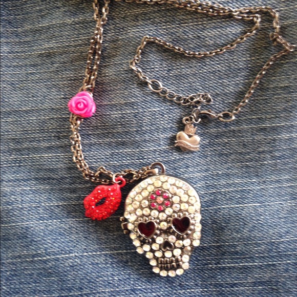Cute Skull necklace w/lips and rose 💀