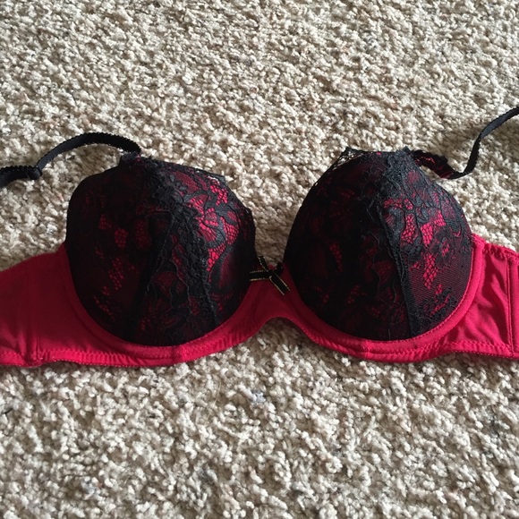 Gilligan & O'Malley Other - NWOT red and black lace bra