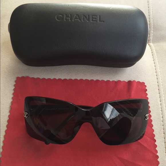 CHANEL Black Sunglasses 5065 c.501/87 SMALL
