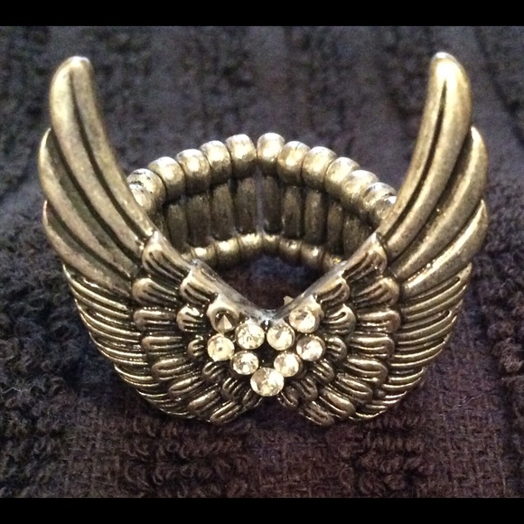 Stretch wing ring, with stones