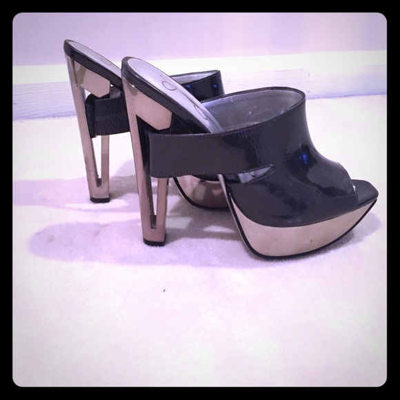 Jessica Simpson - metallic heels