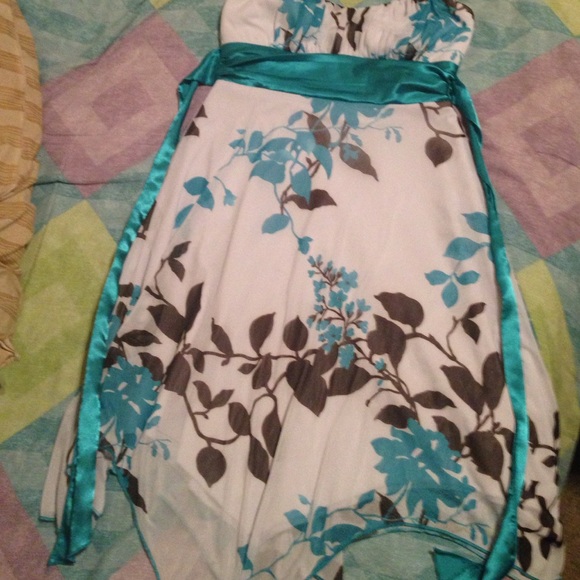 Very pretty dress!
