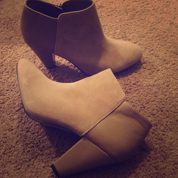 Size 9.5 Gianni Bini booties