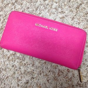 *~*~*~* Michael Kors Wallet *~*~*~