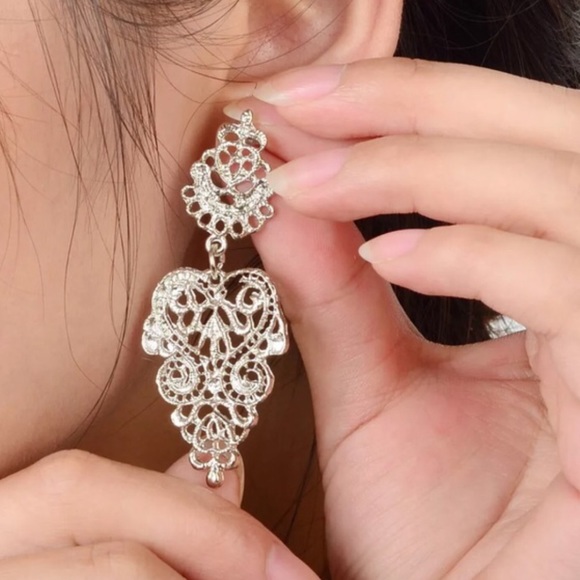 Jewelry - Elegant Vintage Silver Chandelier Earrings!