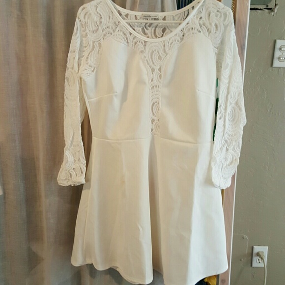 White lace long-sleeved sweetheart dress